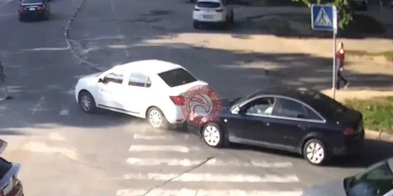 На перехресті у Вінниці зіткнулися Audi та Renault: водія притягнули до відповідальності
